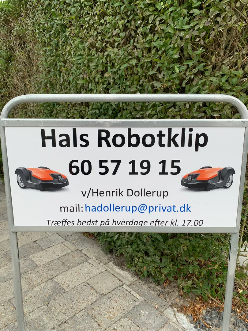 Hals Robotklips skilt med robotplæneklippere og kontaktoplysninger.