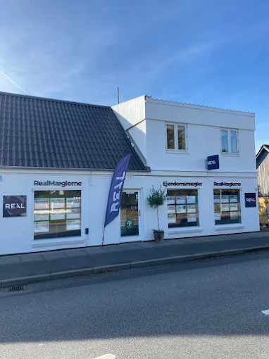 Billede af RealMæglerne Hals i Hals