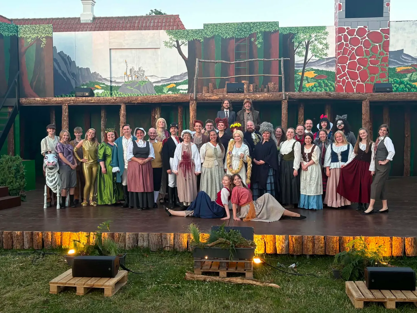 Skuespillerne fra Skansespillets Into the Woods samlet på scenen efter generalprøven på Hals Skanse 2026.