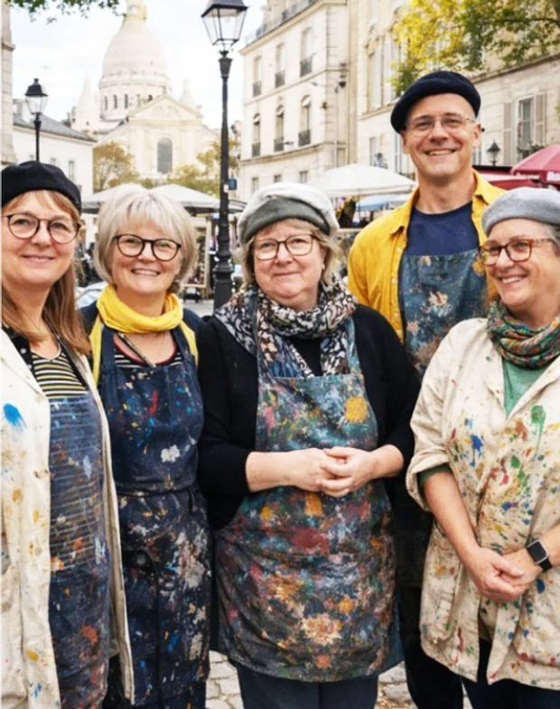 Kunstnere i malerforklæder fotograferet i forbindelse med Hals Kunstfestival.